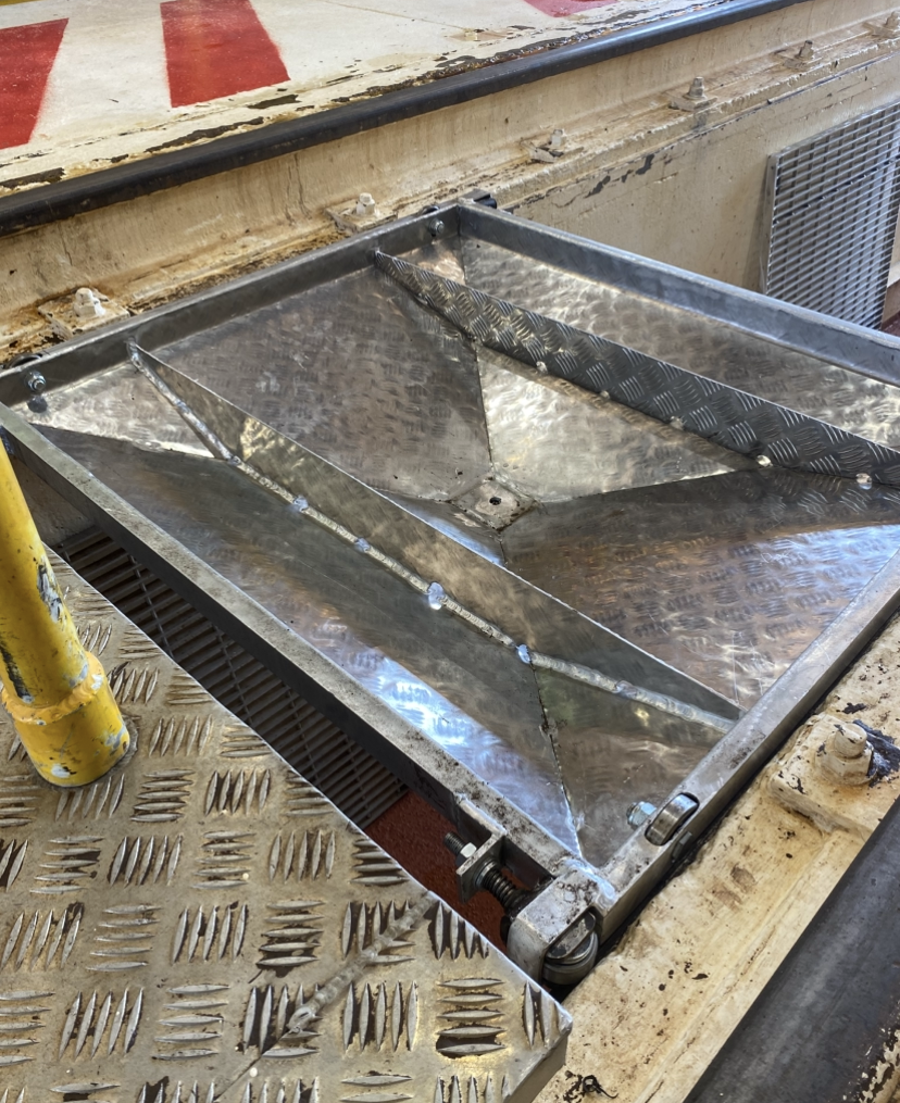 Aluminium checker plate drainage tray with welded internal bracing